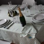 bergtanne-Graz-startseite-tischtuch-teller-gläser